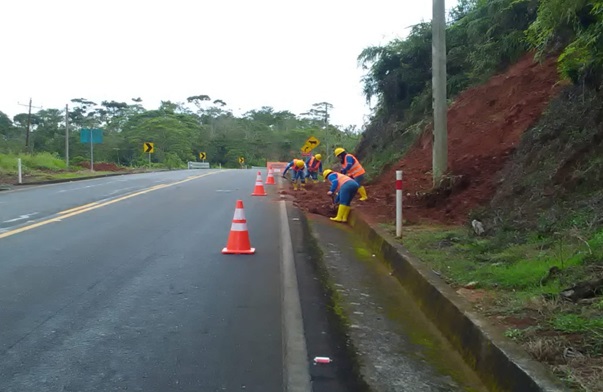 Limpieza de cunetas en la vía Puyo - puente Pastaza.